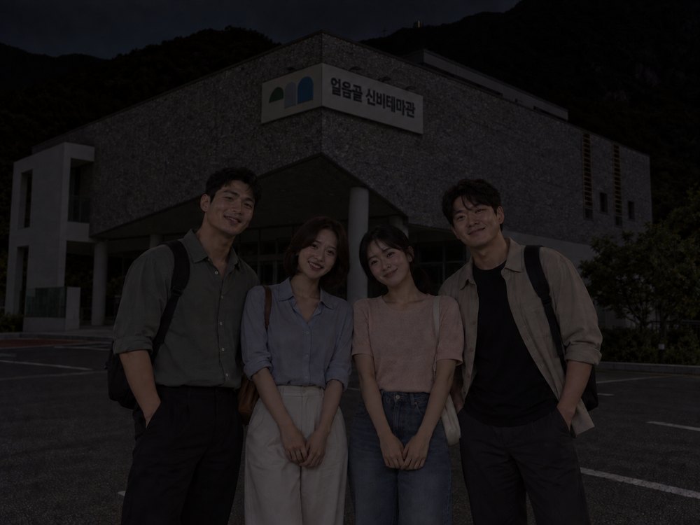 불 꺼진 야간 건물 외관